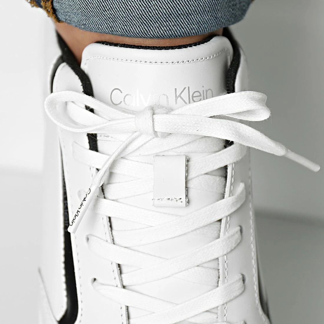 Sortie 😍 Baskets Low Top Lace Up Leather 0821 White Black de Calvin Klein ❤️ 3 Sortie 😍 Baskets Low Top Lace Up Leather 0821 White Black de Calvin Klein ❤️ – Image 3