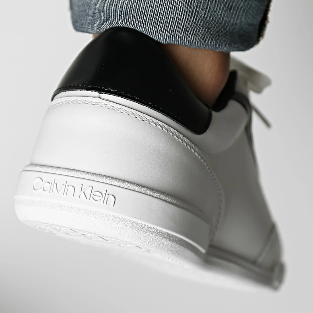 Sortie 😍 Baskets Low Top Lace Up Leather 0821 White Black de Calvin Klein ❤️ 4 Sortie 😍 Baskets Low Top Lace Up Leather 0821 White Black de Calvin Klein ❤️ – Image 4