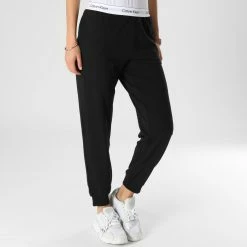 Promo 🤩 Pantalon Jogging Femme QS6872E Noir de Calvin Klein 🌟 -France Calvin Klein Soldes 2024 calvin klein 341322 QS6872E UB1 20221110T144656 03