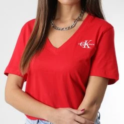 Tout neuf 🤩 Tee 👕 Shirt Femme Col V Monologo 9138 Rouge de Calvin Klein 😉 -France Calvin Klein Soldes 2024 calvin klein 342076 J20J219138 XL6 20221021T161732 03