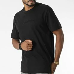 Meilleure affaire 😉 Tee 👚 Shirt Large Debossed 9900 Noir de Calvin Klein 😉 -France Calvin Klein Soldes 2024 calvin klein 342879 K10K109900 BEH 20221020T111821 03