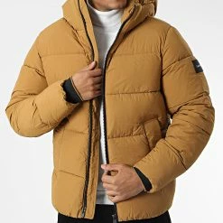 Grosses soldes ✨ Doudoune Capuche Crinkle Nylon Puffer 0336 Camel de Calvin Klein 🎉