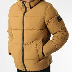 Grosses soldes ✨ Doudoune Capuche Crinkle Nylon Puffer 0336 Camel de Calvin Klein 🎉 -France Calvin Klein Soldes 2024 calvin klein 345211 K10K110336 KCU 20221027T152429 03