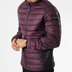 Budget 🌟 Doudoune Recycled Side Logo 8291 Bordeaux de Calvin Klein 🎁 -France Calvin Klein Soldes 2024 calvin klein 345234 K10K108291 V2A 20221027T152842 03