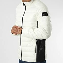 Top 10 🥰 Doudoune Recycled Side Logo 8291 Beige de Calvin Klein 🧨 -France Calvin Klein Soldes 2024 calvin klein 345237 K10K108291 YAH 20221027T153701 03