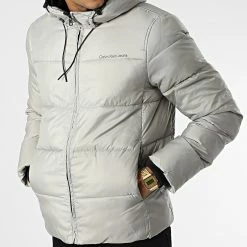 Remise 🎁 Doudoune Capuche Logo Tape Padded 0922 Gris de Calvin Klein 😀 6 Remise 🎁 Doudoune Capuche Logo Tape Padded 0922 Gris de Calvin Klein 😀 -France Calvin Klein Soldes 2024 calvin klein 345574 J30J320922 PQY 20221027T152859 03