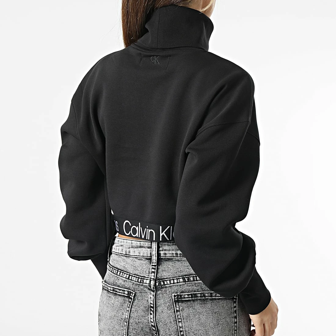 Le moins cher 🔔 Sweat Col Roulé Crop Femme 0436 Noir de Calvin Klein 💯 4 Le moins cher 🔔 Sweat Col Roulé Crop Femme 0436 Noir de Calvin Klein 💯 – Image 4