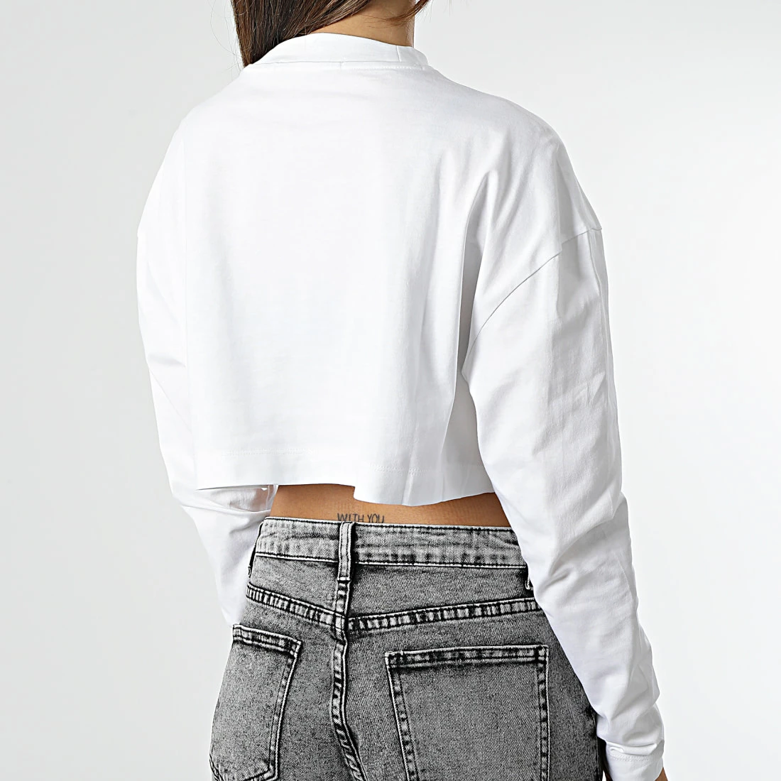 Meilleure affaire ⭐ Tee 👕 Shirt Manches Longues Crop Femme 0950 Blanc de Calvin Klein ✨ 4 Meilleure affaire ⭐ Tee 👕 Shirt Manches Longues Crop Femme 0950 Blanc de Calvin Klein ✨ – Image 4