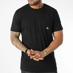 De gros 👍 Tee 👕 Shirt Poche Micro Monologo 3027 Noir de Calvin Klein 💯 -France Calvin Klein Soldes 2024 calvin klein 345944 J30J323027 BEH 20221031T123607 03