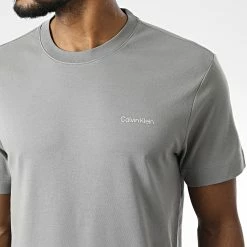 Meilleure affaire 👍 Tee 👚 Shirt Micro Logo Interlock 9894 Gris de Calvin Klein 😀 5 Meilleure affaire 👍 Tee 👚 Shirt Micro Logo Interlock 9894 Gris de Calvin Klein 😀 -France Calvin Klein Soldes 2024 calvin klein 346157 K10K109894 PQ6 20221031T143043 02
