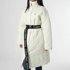 Offres 👍 Doudoune Longue Femme 0334 Beige de Calvin Klein 👍 6 Offres 👍 Doudoune Longue Femme 0334 Beige de Calvin Klein 👍 -France Calvin Klein Soldes 2024 calvin klein 346212 J20J220334 YBI 20221108T141028 03