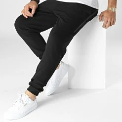 Meilleure affaire 🛒 Pantalon Jogging Logo Tape 0820 Noir de Calvin Klein 🌟 -France Calvin Klein Soldes 2024 calvin klein 347043 K10K110820 BEH 20221124T091642 03