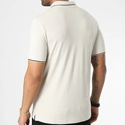 Promo 🔔 Polo A Manches Courtes Stretch Pique Tipping 0596 Beige de Calvin Klein 🤩 7 Promo 🔔 Polo A Manches Courtes Stretch Pique Tipping 0596 Beige de Calvin Klein 🤩 -France Calvin Klein Soldes 2024 calvin klein 347284 K10K110596 ACE 20221110T155358 04