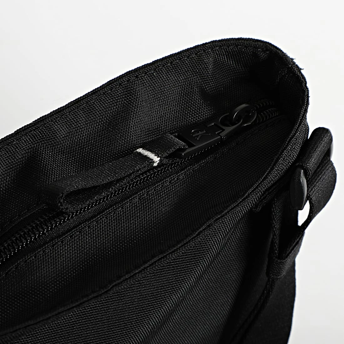 Grosses soldes 😀 Sacoche Sport Essentials Flatpack 0102 Noir de Calvin Klein 🧨 3 Grosses soldes 😀 Sacoche Sport Essentials Flatpack 0102 Noir de Calvin Klein 🧨 – Image 3