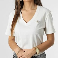 Meilleure vente 🥰 Tee 👚 Shirt Col V Femme Micro Monologo 0303 Beige de Calvin Klein ✔️ -France Calvin Klein Soldes 2024 calvin klein 347470 J20J220303 YBI 20221114T122931 03