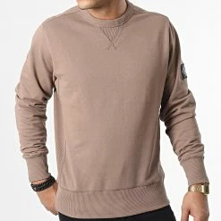 Acheter ✨ Sweat Crewneck Monogram Sleeve Badge 4035 Marron Clair de Calvin Klein 🔥 -France Calvin Klein Soldes 2024 calvin klein 347741 J30J314035 GVE 20221114T134834 03