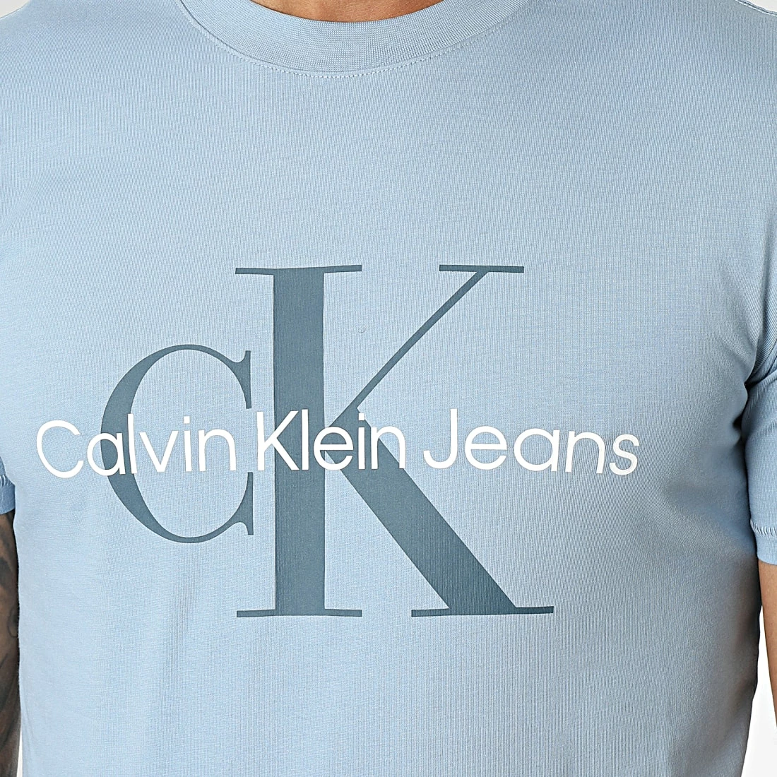 Meilleure affaire 👏 Tee 👚 Shirt 0806 Bleu Clair de Calvin Klein ⭐ 2 Meilleure affaire 👏 Tee 👚 Shirt 0806 Bleu Clair de Calvin Klein ⭐ – Image 2