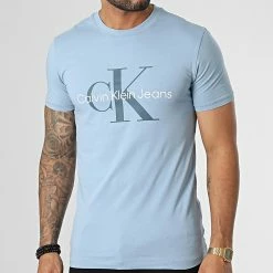 Meilleure affaire 👏 Tee 👚 Shirt 0806 Bleu Clair de Calvin Klein ⭐ 6 Meilleure affaire 👏 Tee 👚 Shirt 0806 Bleu Clair de Calvin Klein ⭐ -France Calvin Klein Soldes 2024 calvin klein 347751 J30J320806 DAR 20221118T150709 03