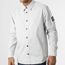Meilleure vente 🧨 Chemise Manches Longues Monologo Badge Relaxed 2057 Gris Clair de Calvin Klein ✔️