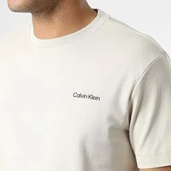 Meilleure vente 🔔 Tee 👕 Shirt Micro Logo Interlock 9894 Beige de Calvin Klein 😍 -France Calvin Klein Soldes 2024 calvin klein 347977 K10K109894 ACE 20221114T134848 02