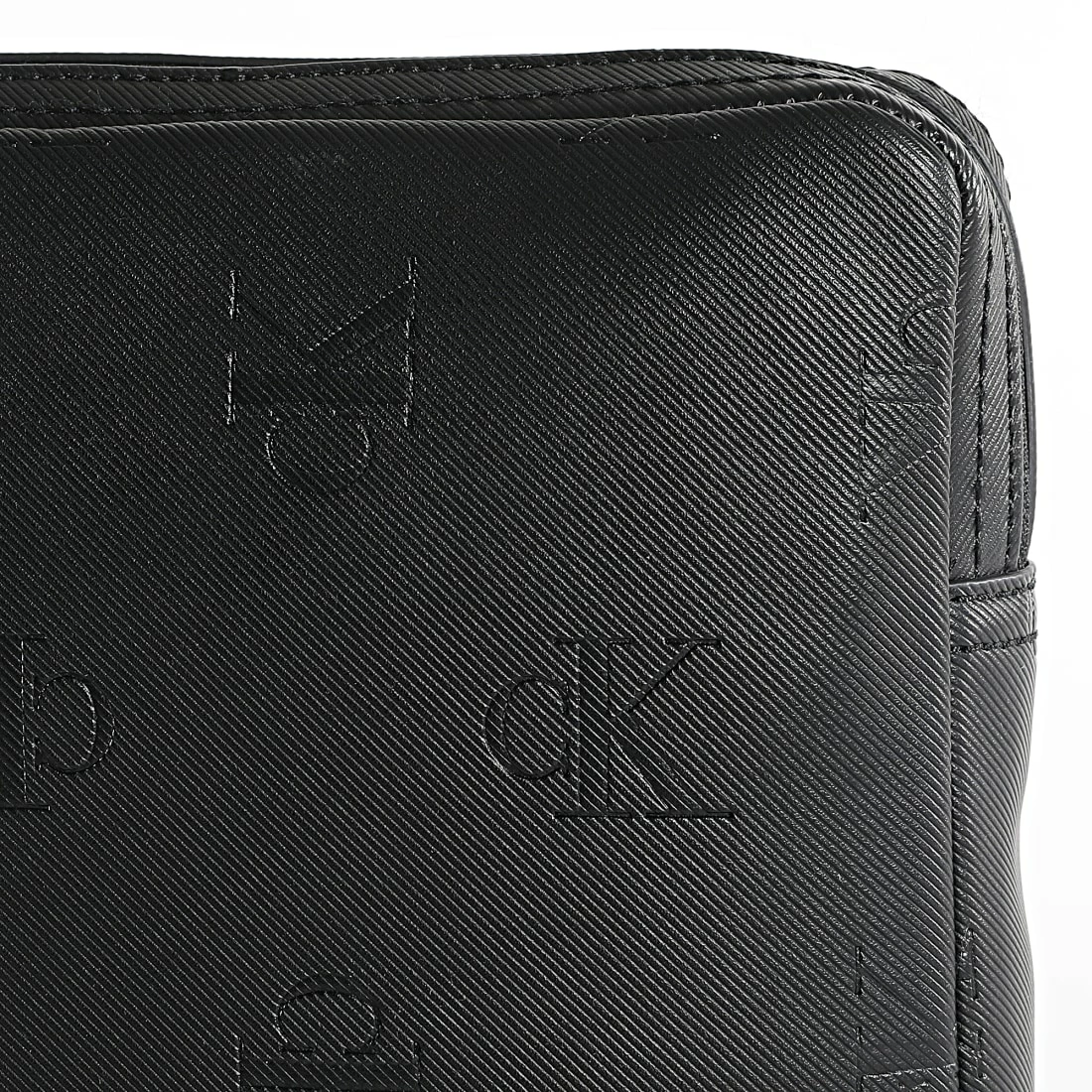 Promo 🔥 Sacoche Monogram Soft Reporter 0104 Noir de Calvin Klein 🤩 2 Promo 🔥 Sacoche Monogram Soft Reporter 0104 Noir de Calvin Klein 🤩 – Image 2