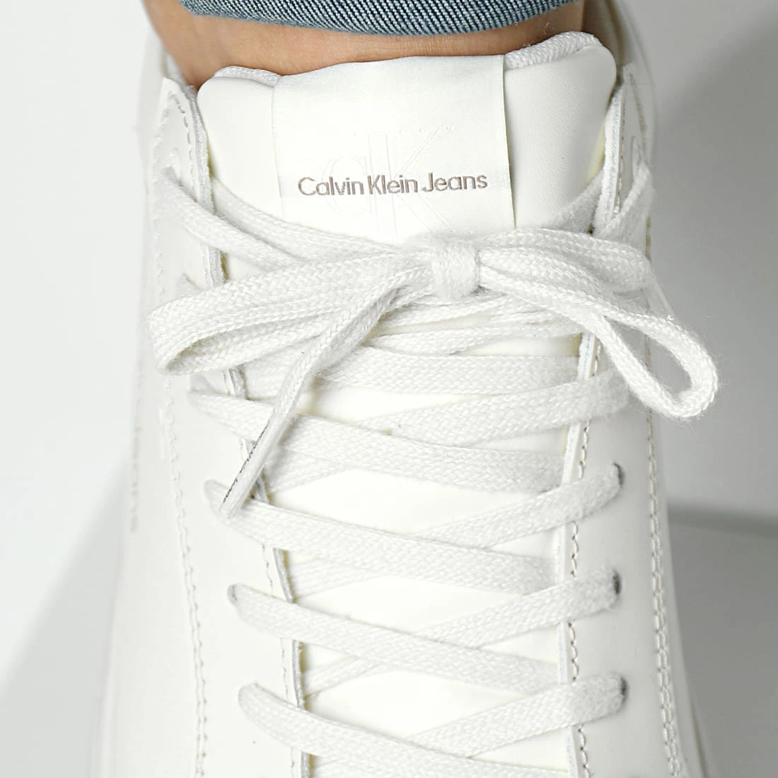 Coupon ✔️ Baskets Chunky Cuspole Monologo 0881 Eggshell Ghost Grey de Calvin Klein ✨ 3 Coupon ✔️ Baskets Chunky Cuspole Monologo 0881 Eggshell Ghost Grey de Calvin Klein ✨ – Image 3