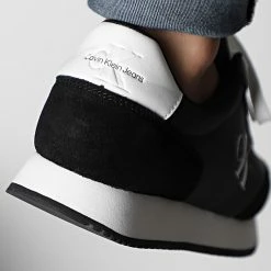 Bon marché 🌟 Baskets Retro Runner Mono 0683 Black White de Calvin Klein 👏 -France Calvin Klein Soldes 2024 calvin klein 348396 YM0YM00683 0GJ 20221123T153000 04