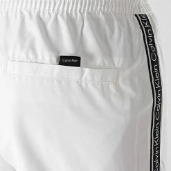Promo 🧨 Short De Bain A Bandes Medium Drawstring 0741 Blanc de Calvin Klein 👏 -France Calvin Klein Soldes 2024 none 301770 KM0KM00741 YCD 20220204T074714 03