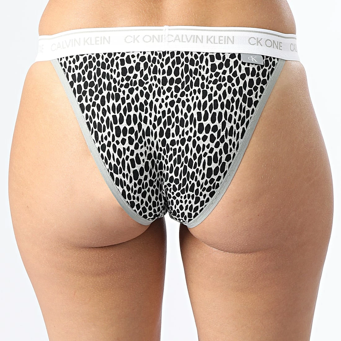 Acheter 🛒 Culotte Femme Brazilian QF5834E Gris Leopard de Calvin Klein 👍 2 Acheter 🛒 Culotte Femme Brazilian QF5834E Gris Leopard de Calvin Klein 👍 – Image 2